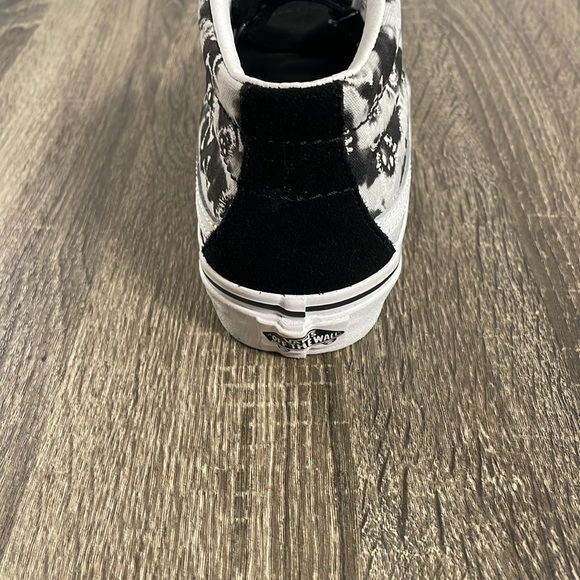 Old Skool Sueded Velcro Vans with Skulls and Crossbones Pattern - Size 5 - Picture 4 of 13